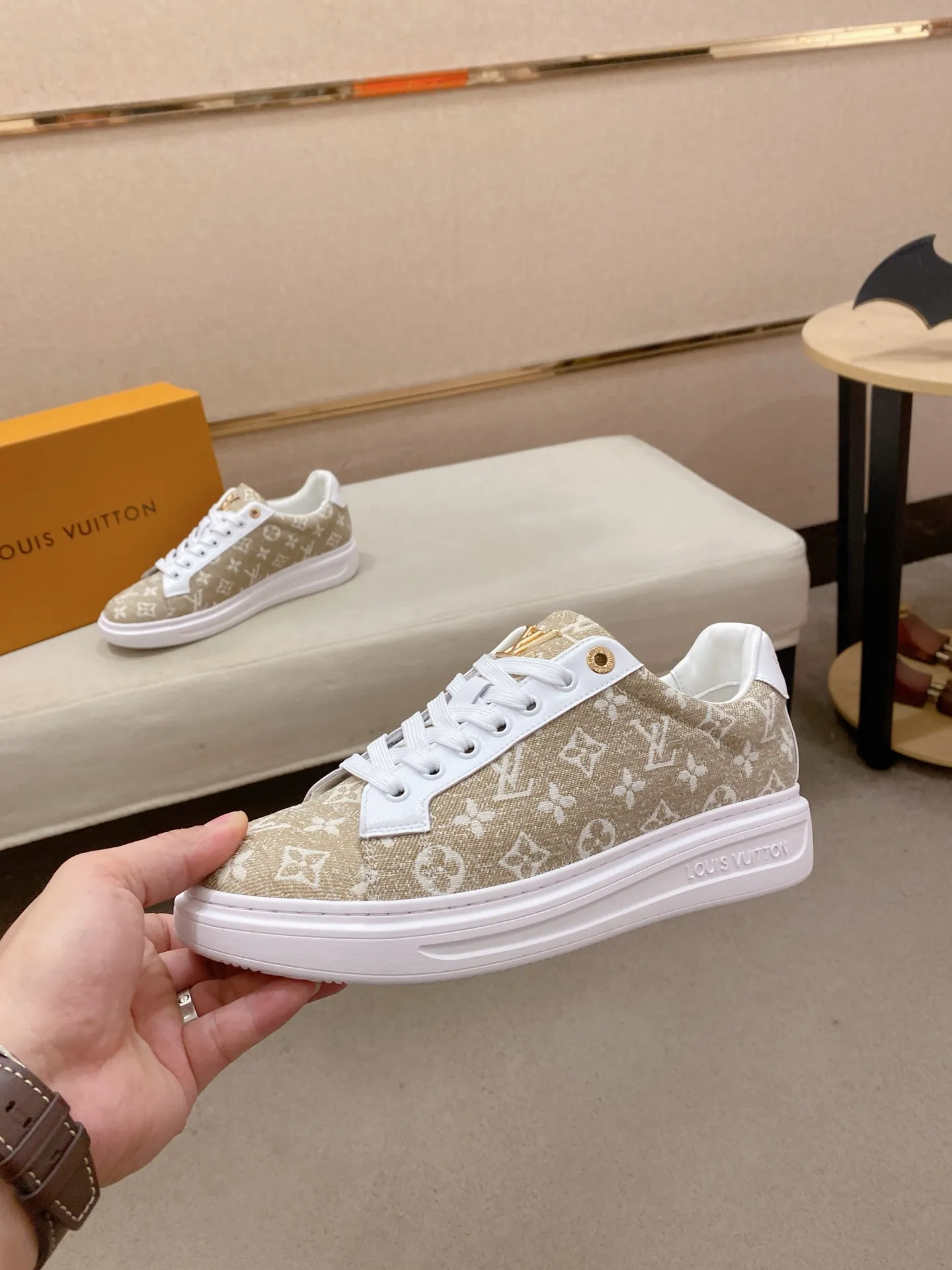 Men's shoes 💰: 400💰🎉🎉LV~Louis Vuitton trendy men's shoes New shipments Latest matching The same style as the official website Super high quality Hot sales of the season [strong] [strong] [strong] Selected first-layer cowhide, comfortable cowhide lining, original last, comfortable on the foot, wear-resistant rubber outsole Size number: 38-44.